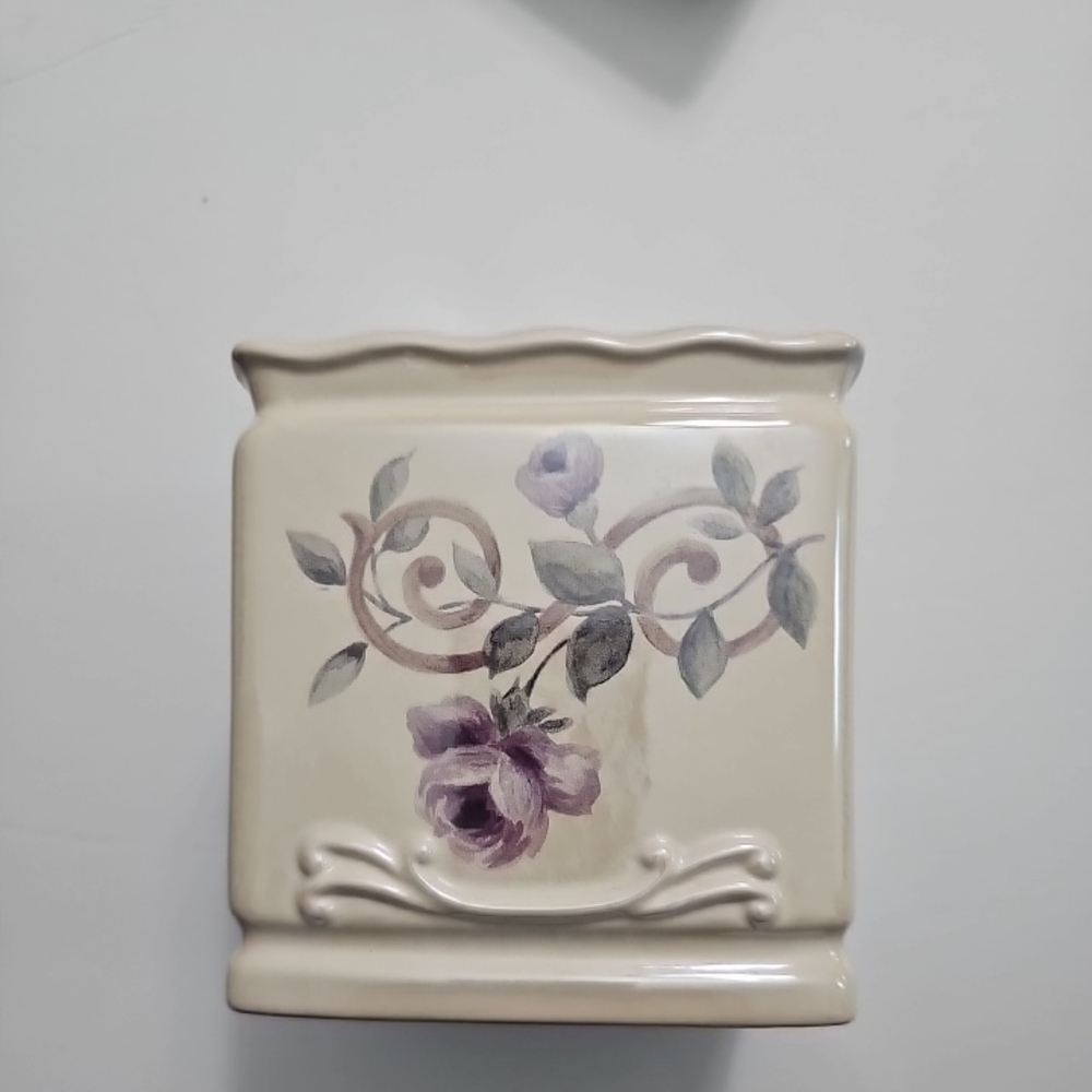 Vintage Croscill Ceramic Cassis Chambord Bordeaux Tissue Cover Purple Roses